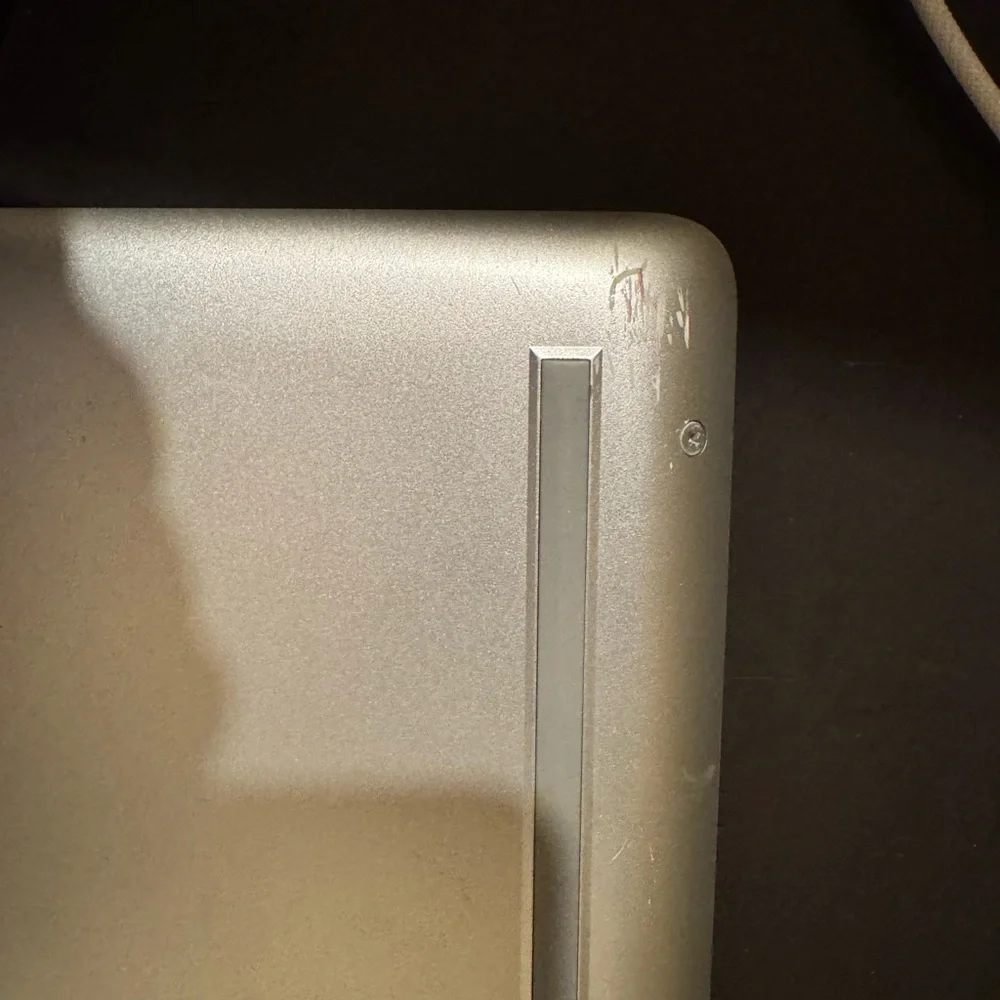 Hp laptop, works perfectly, has a few scratches but over all good condition